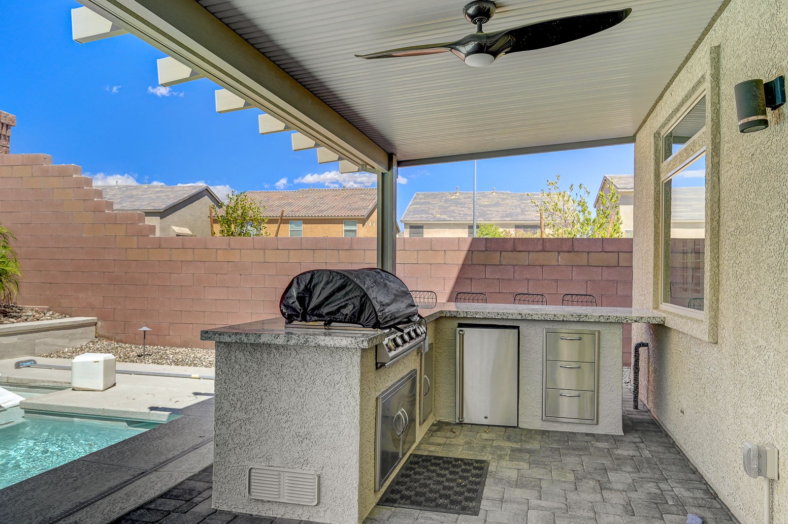 8603 Hallcrest Ct outdoor kitchen